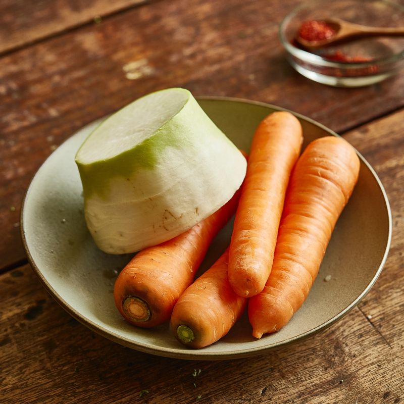 당근무샐러드을 위한 재료 이미지로 당근,무,소금 등으로 구성 되어있습니다.