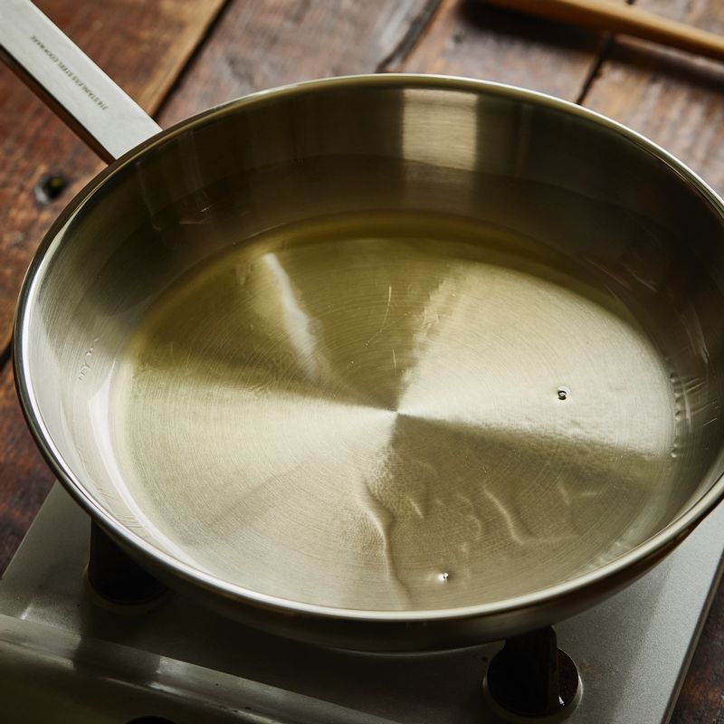 달군 팬에 기름을 두른 후 반죽을 올려 얇게 펼쳐주세요. 앞뒤로 노릇하게 구워주세요.(tip. 스텐팬은 충분히 달군 후 사용해야 반죽이 눌러붙지 않아요. 기름을 둘러 중불에서 1~2분 예열한 후 기름이 물결모양으로 퍼지면 반죽을 넣어주세요)