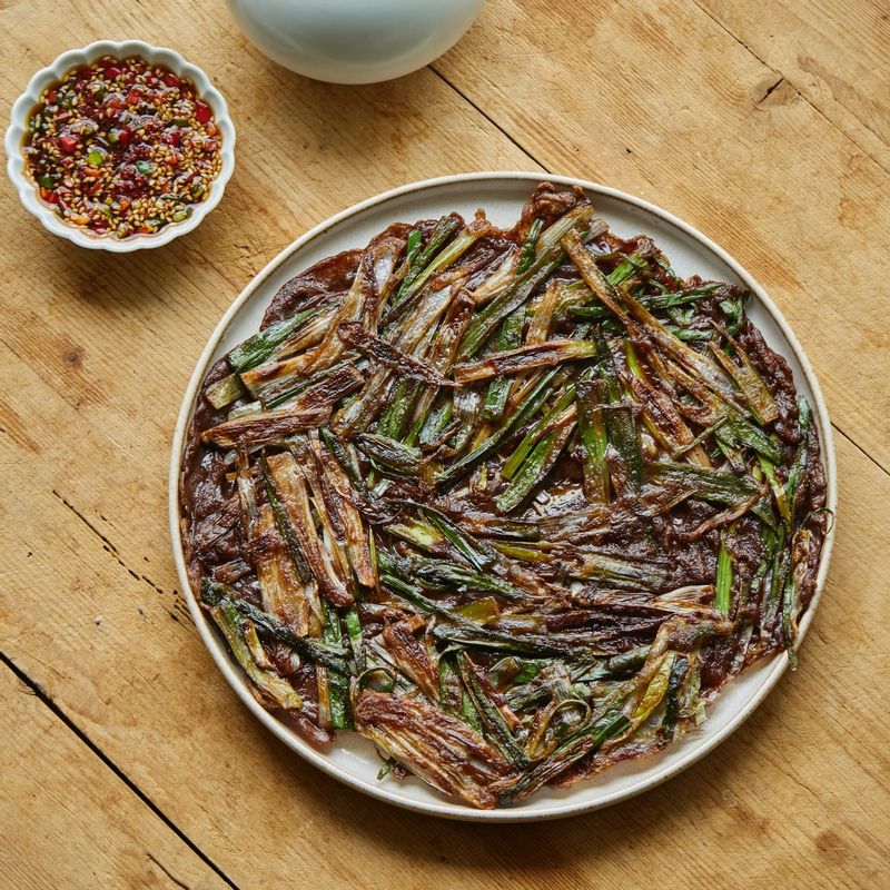 완성된 도토리묵가루 파전을 소스에 찍어 맛있게 즐겨주세요.