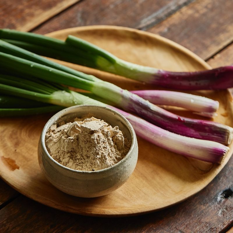 도토리묵가루 파전을 위한 재료 이미지로 대파,식용유 등으로 구성 되어있습니다.