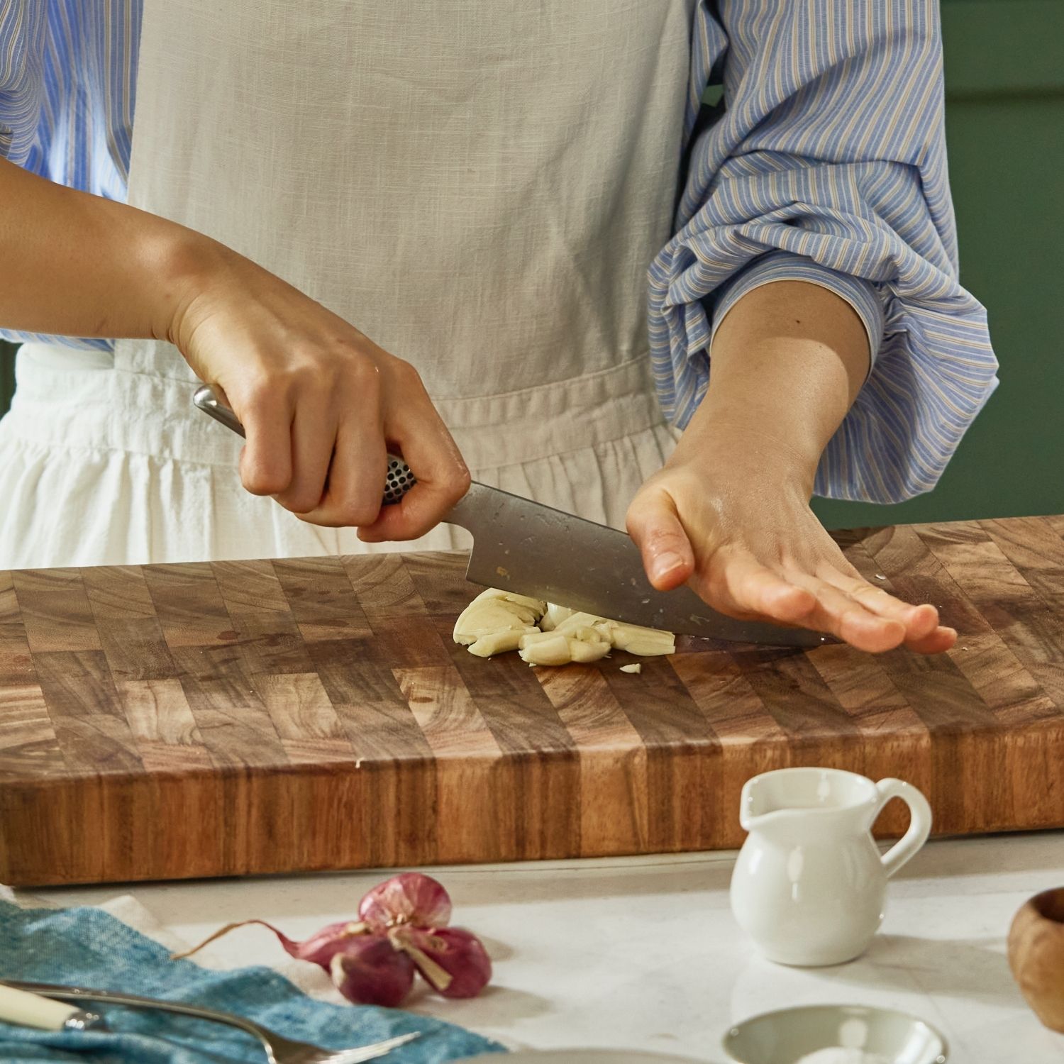 마늘은 편 썰거나 잘게 썰어주세요. 파슬리는 잘게 다져주세요.