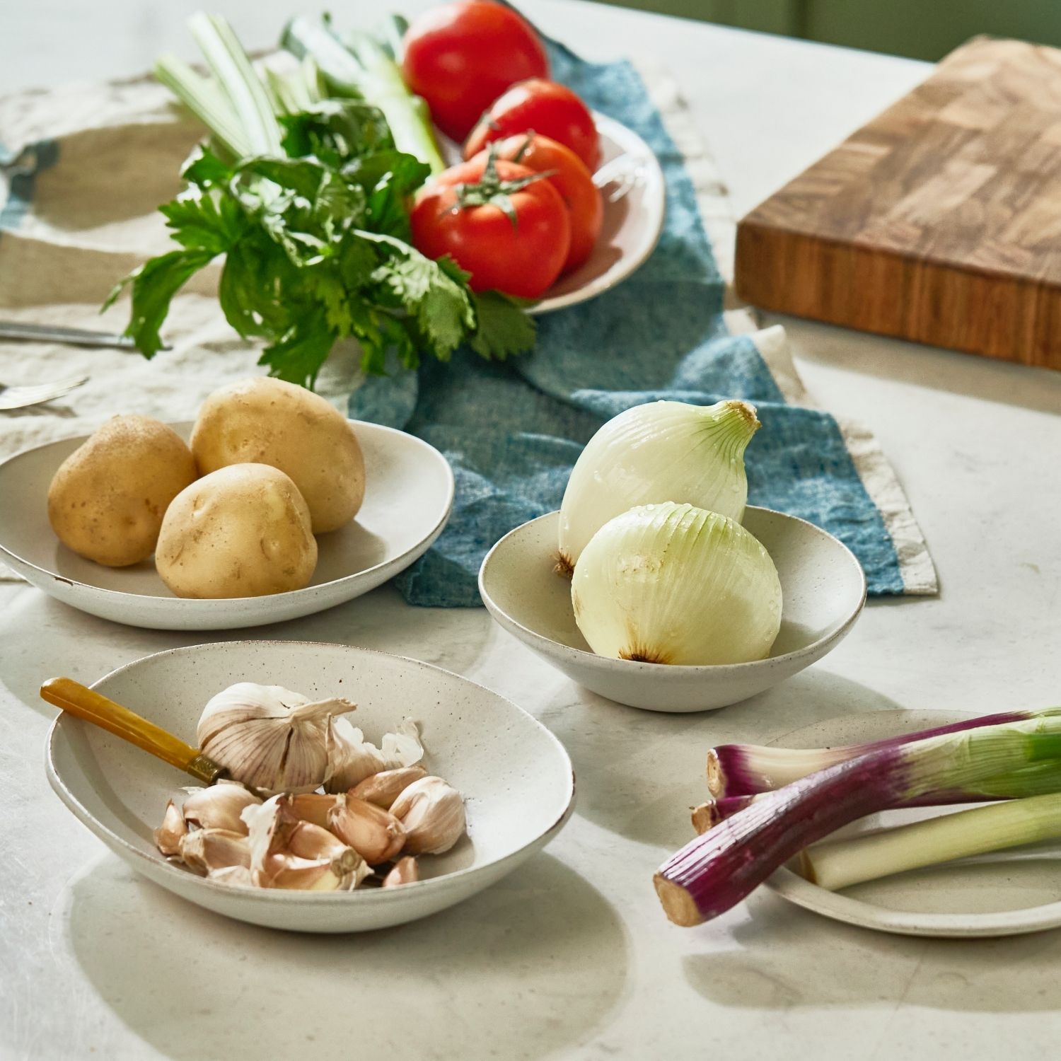 히포크라테스 수프 (야채수프)을 위한 재료 이미지로 완숙토마토,감자,양파,대파,샐러리 등으로 구성 되어있습니다.