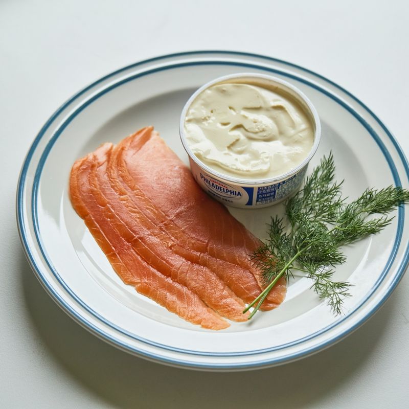 연어 크림치즈 찹 베이글을 위한 재료 이미지로 크림치즈,훈제연어,레몬제스트,레몬즙,샐러리 등으로 구성 되어있습니다.