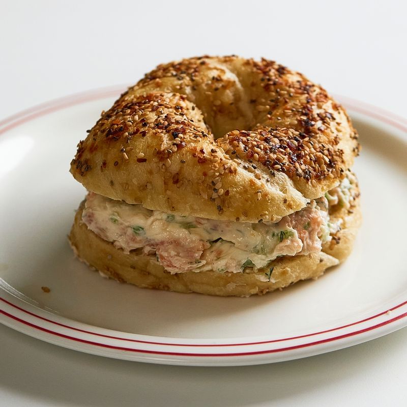 베이글에 연어 크림치즈를 바른 후 반으로 잘라 맛있게 즐겨주세요.