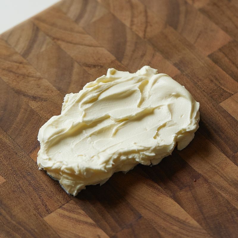 도마에 모든 재료를 올린 후 칼로 다져주세요.