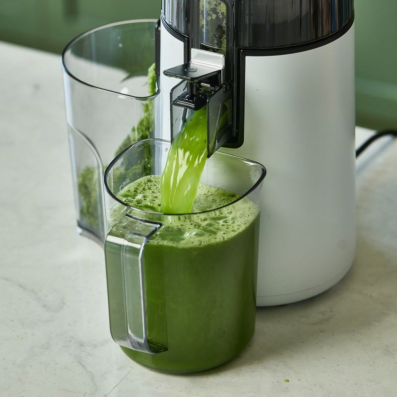 휴롬 착즙기에 샐러리, 오이, 파슬리, 시금치잎 라임을 넣어 착즙해주세요.