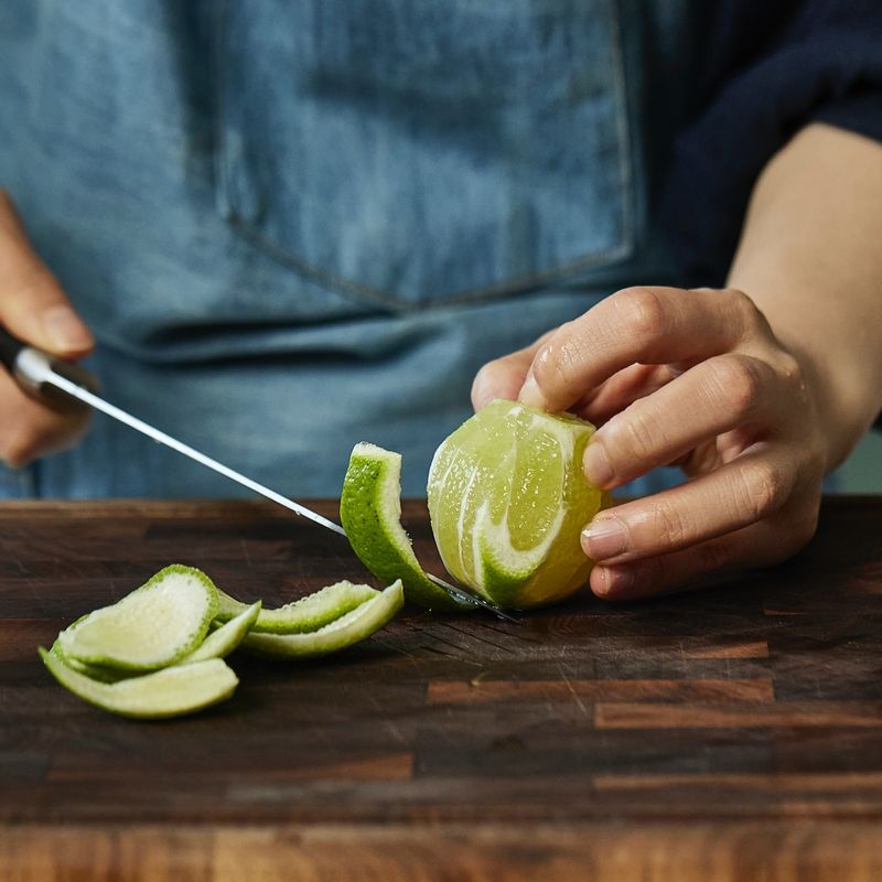 라임은 껍질을 벗겨주세요.