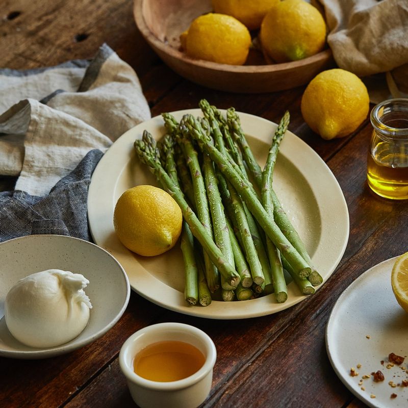 아스파라거스 부라타 샐러드을 위한 재료 이미지로 아스파라거스,부라타 치즈,레몬,올리브 오일,마늘 등으로 구성 되어있습니다.
