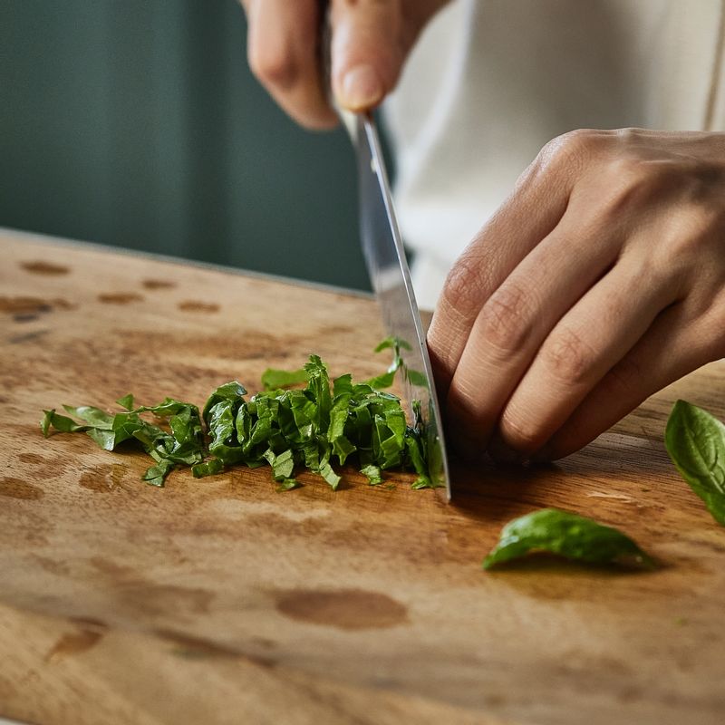 바질은 잘게 다져주세요.