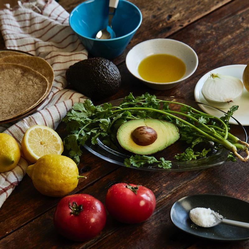 과카몰리 또띠아콘을 위한 재료 이미지로 토르티야,아보카도,토마토,양파,레몬 등으로 구성 되어있습니다.