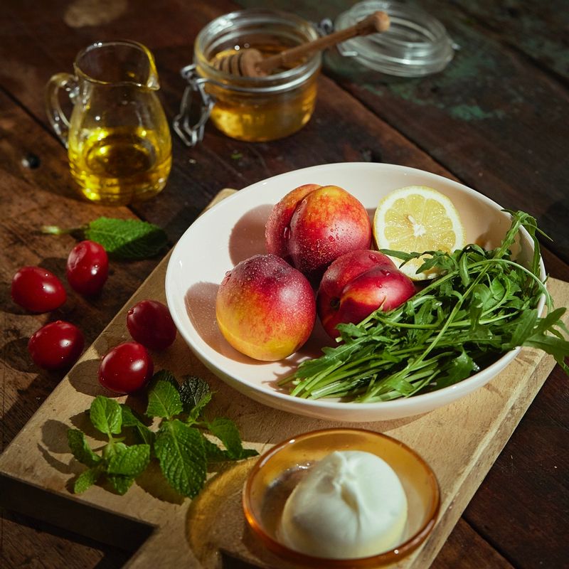 그릴드 복숭아 샐러드을 위한 재료 이미지로 복숭아,부라타치즈,루꼴라,방울토마토,민트잎 등으로 구성 되어있습니다.