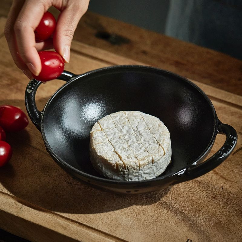 오븐용기에 브리치즈와 편썬 마늘, 방울토마토를 넣고 올리브오일을 뿌린 후 로즈마리를 올려주세요.