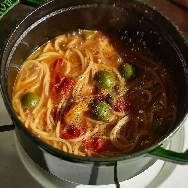 완성된 파스타에 올리브오일과 후추를 뿌려 섞은 후 맛있게 즐겨주세요.