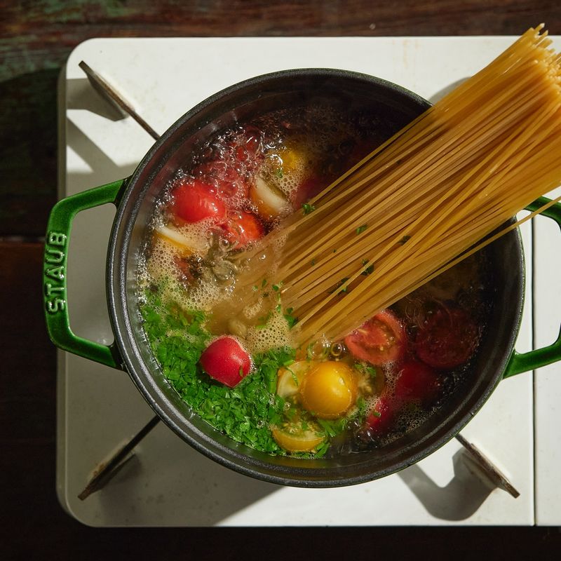 냄비에 파스타면과 방울토마토, 올리브, 케이퍼, 파슬리, 소금, 물을 넣고 8분간 끓여주세요. (tip. 물은 절반을 넣고 나머지는 이후에 농도를 보면서 넣어주세요)