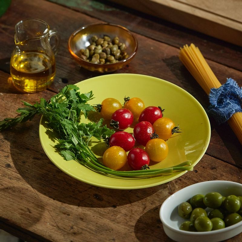 원 팟 파스타을 위한 재료 이미지로 파스타면,방울토마토,그린 올리브,케이퍼,파슬리 등으로 구성 되어있습니다.