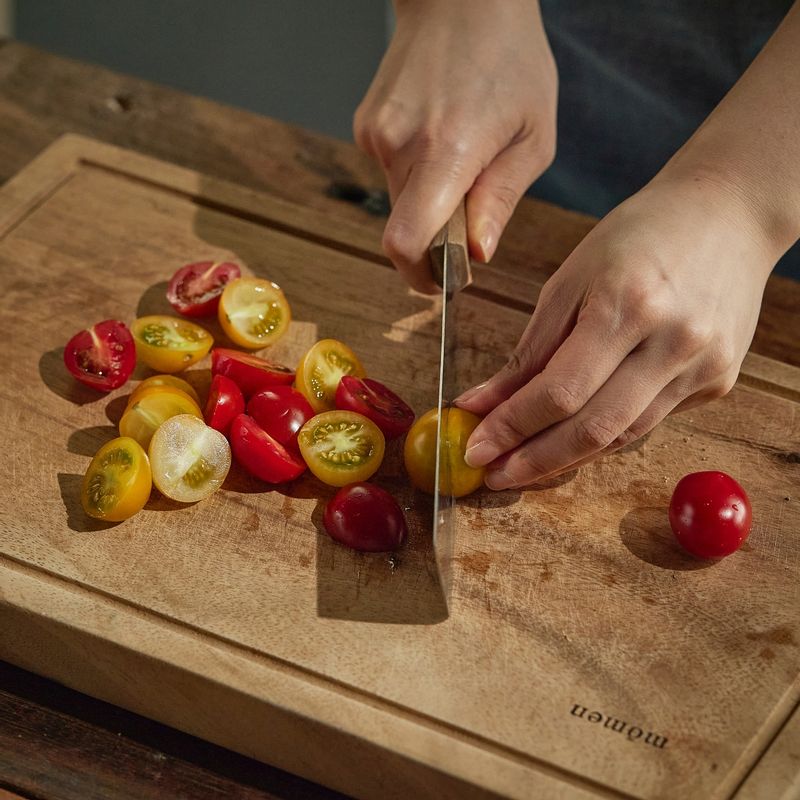 방울토마토는 반으로 썰어주세요. 파슬리는 다져주세요.
