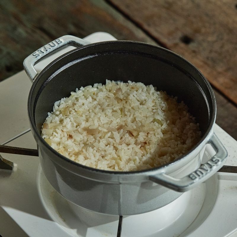 그린올리브와 썰어둔 소세지를 올려 뚜껑을 덮고 3분정도 익힌 후 불을 끄로 10분간 뜸을 들여주세요.