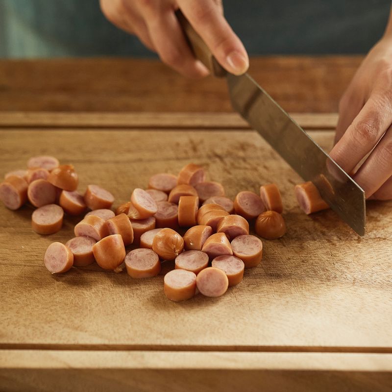 소세지는 모양대로 슬라이스 해주세요. 샬롯은 잘게 썰어주세요. 파슬리는 다져주세요.