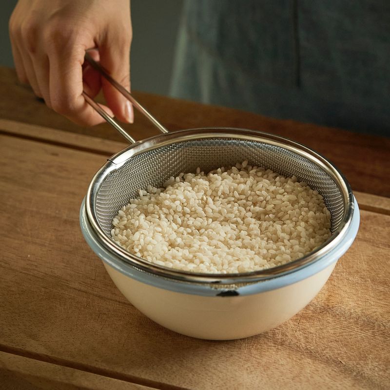 쌀은 씻어 채에 받쳐 30분 정도 불려주세요.