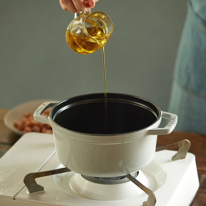 냄비에 올리브오일을 두르고 다진 샬롯을 볶다가 쌀과 물, 치킨스톡을 넣고 센불에서 저어가며 3분 정도 끓여주세요. 뚜껑을 덮고 중약불에서 10분 정도 밥을 지어주세요.