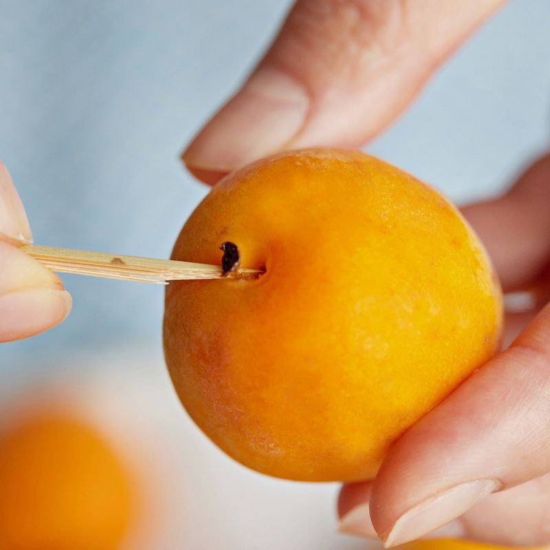 이쑤시개로 꼭지부분을 제거해 주세요.