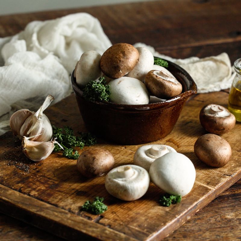 버섯꼬치을 위한 재료 이미지로 양송이 버섯,마늘,파슬리 등으로 구성 되어있습니다.