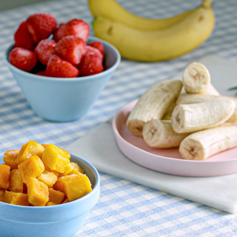 과일셔벗을 위한 재료 이미지로 냉동 딸기,냉동 바나나,냉동 망고 등으로 구성 되어있습니다.