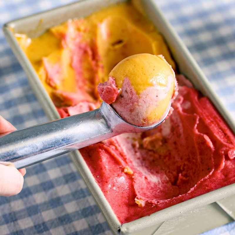 완성된 셔벗은 아이스크림 스쿱으로 떠서 볼에 담아 맛있게 즐겨주세요.
(tip. 허브로 장식하거나 말린 과일칩 등을 올려 장식해도 좋아요)