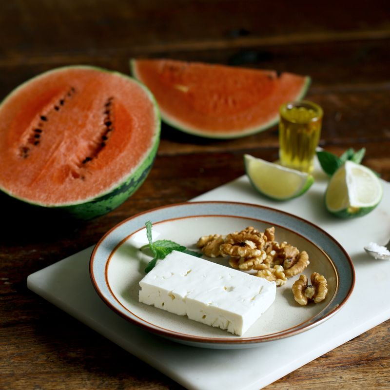 수박 카르파치오 을 위한 재료 이미지로 수박,페타치즈,라임,꿀,올리브오일 등으로 구성 되어있습니다.