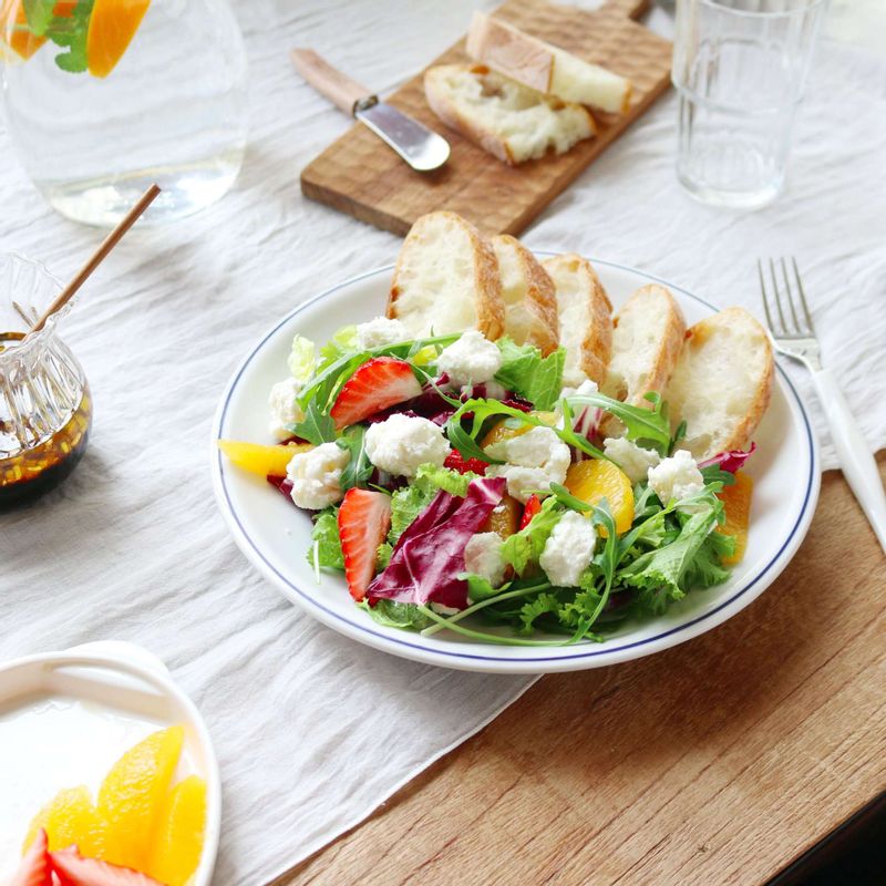 미리 만들어 놓은 발사믹드레싱과 꿀을 뿌려 마무리해주세요.