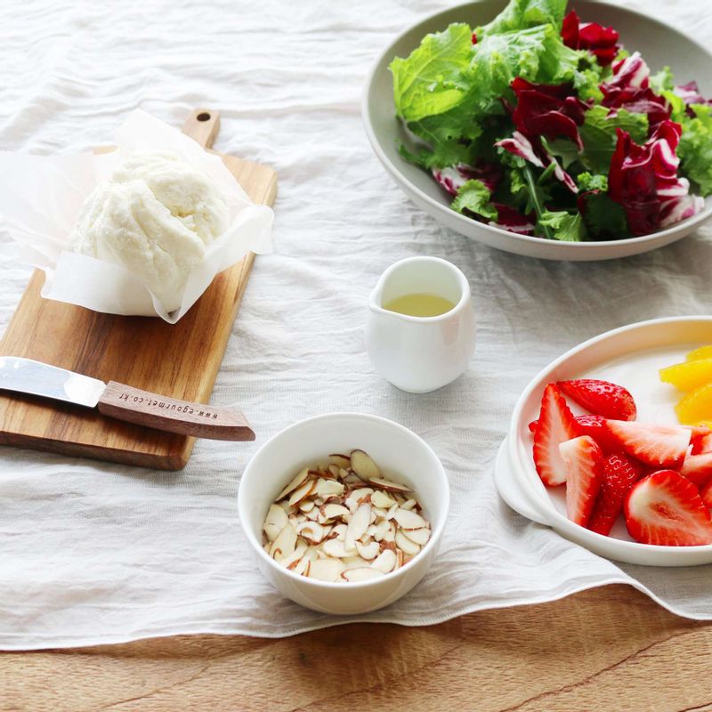 접시에 샐러드채소를 담고 손질한 딸기와 오렌지 그리고 리코타치즈를 먹기 좋게 올려주세요. 다진 아몬드를 뿌려주세요.