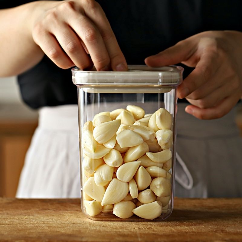 마늘꽁피을 위한 재료 이미지로 통마늘,올리브오일,로즈마리,후춧가루 등으로 구성 되어있습니다.