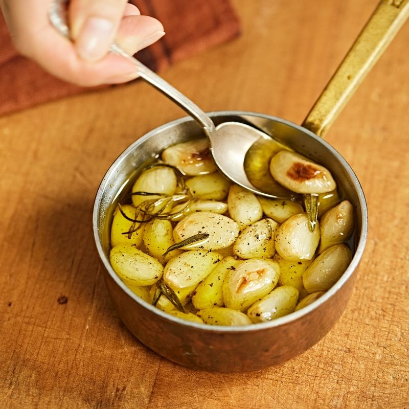 완성된 마늘은 빵에 으깨어 바르고 맛있게 즐겨주세요.
(tip. 밀폐용기에 담아 보관해도 좋아요)