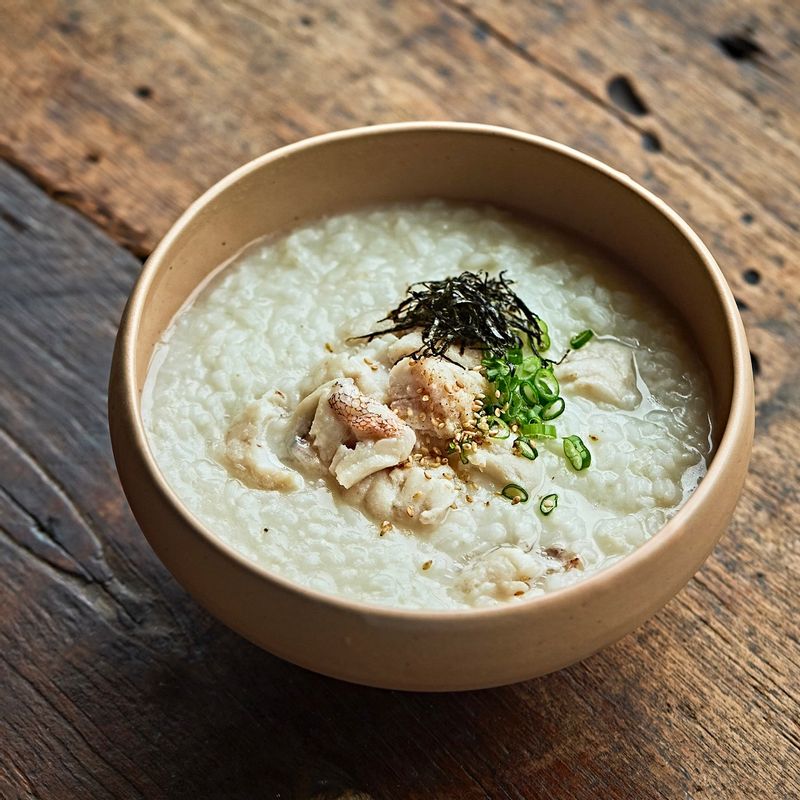 다진 마늘과 소금으로 간을 맞추고 옥돔 살을 넣어 한소끔 끓여 완성해주세요. 깨와 대파 김가루 등을 곁들여 맛있게 즐겨주세요.