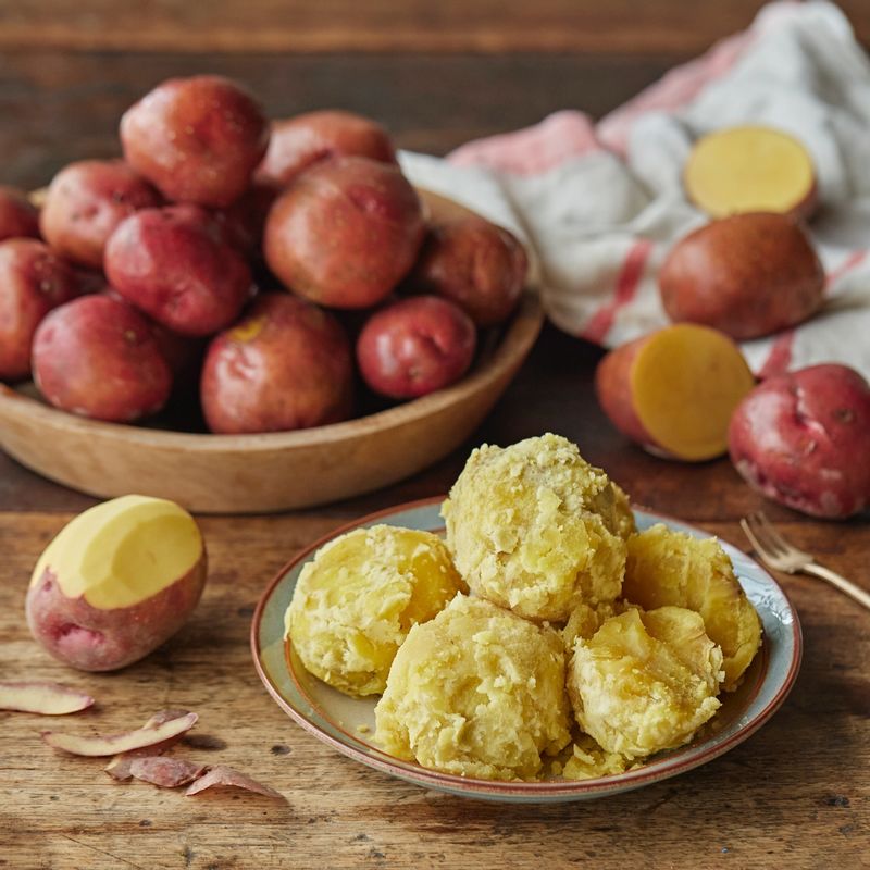 홍감자 샐러드 을 위한 재료 이미지로 홍감자,오이 슬라이스,다진 적양파,삶은 달걀,버터 등으로 구성 되어있습니다.