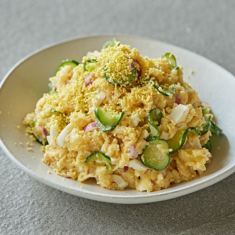 그릇에 먹기 좋게 담은 후 달걀 노른자를 뿌려 맛있게 즐겨주세요.