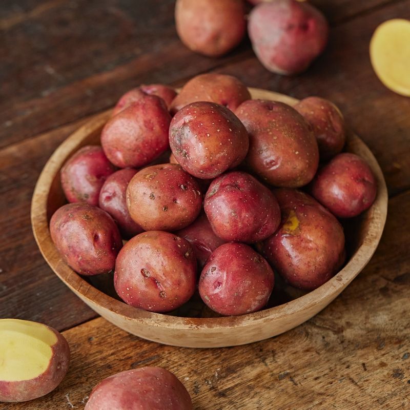 홍감자 오븐구이을 위한 재료 이미지로 홍감자,올리브오일,소금,후춧가루,다진 파슬리 등으로 구성 되어있습니다.