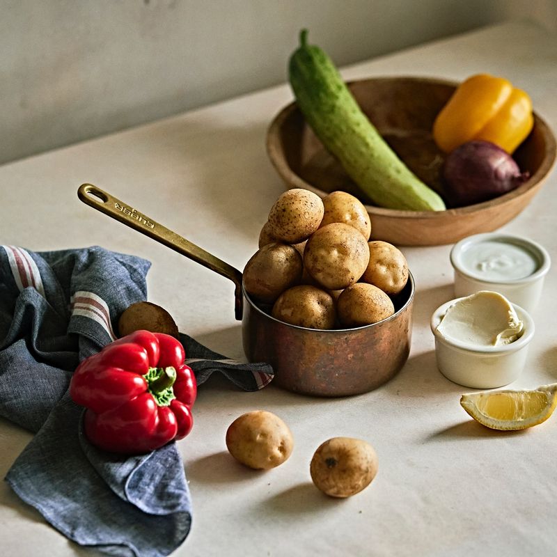 크리스피 포테이토 샐러드 을 위한 재료 이미지로 감자,파프리카,오이,적양파,올리브오일 등으로 구성 되어있습니다.