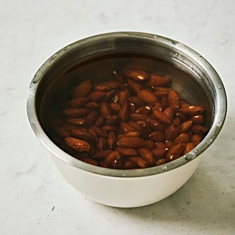 아몬드는 가볍게 헹군 후 30분 정도 불려주세요.