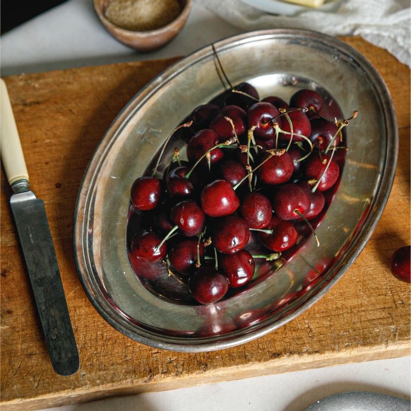 체리갈레트을 위한 재료 이미지로 밀가루,차가운 무염버터,아몬드가루,설탕,소금 등으로 구성 되어있습니다.