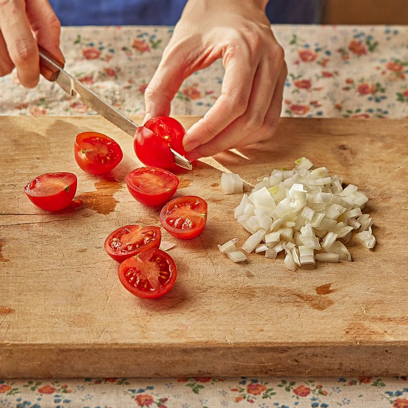 방울토마토는 반으로 자르고 양파는 다져주세요.