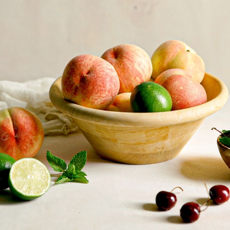 과일 펀치을 위한 재료 이미지로 복숭아,탄산수,블루베리,씨 제거한 체리,라임 등으로 구성 되어있습니다.