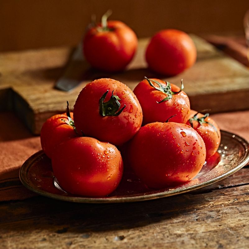 토마토 주스을 위한 재료 이미지로 완숙 토마토,올리브 오일,소금 등으로 구성 되어있습니다.