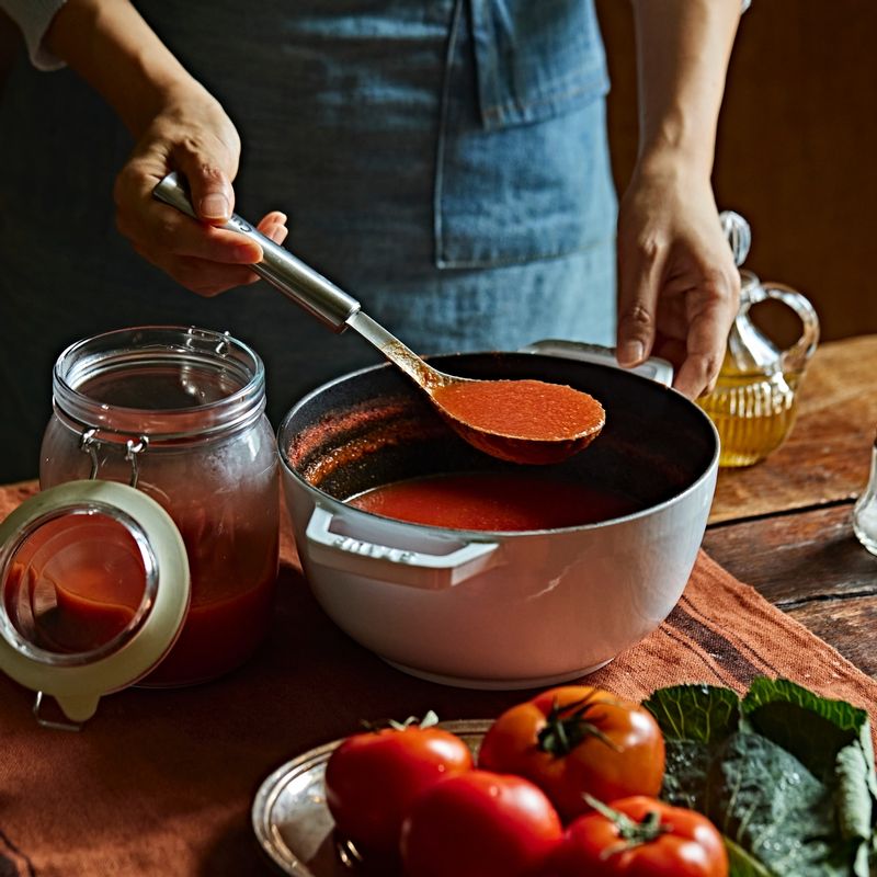한소끔 끓이고 용기에 담아주세요.
