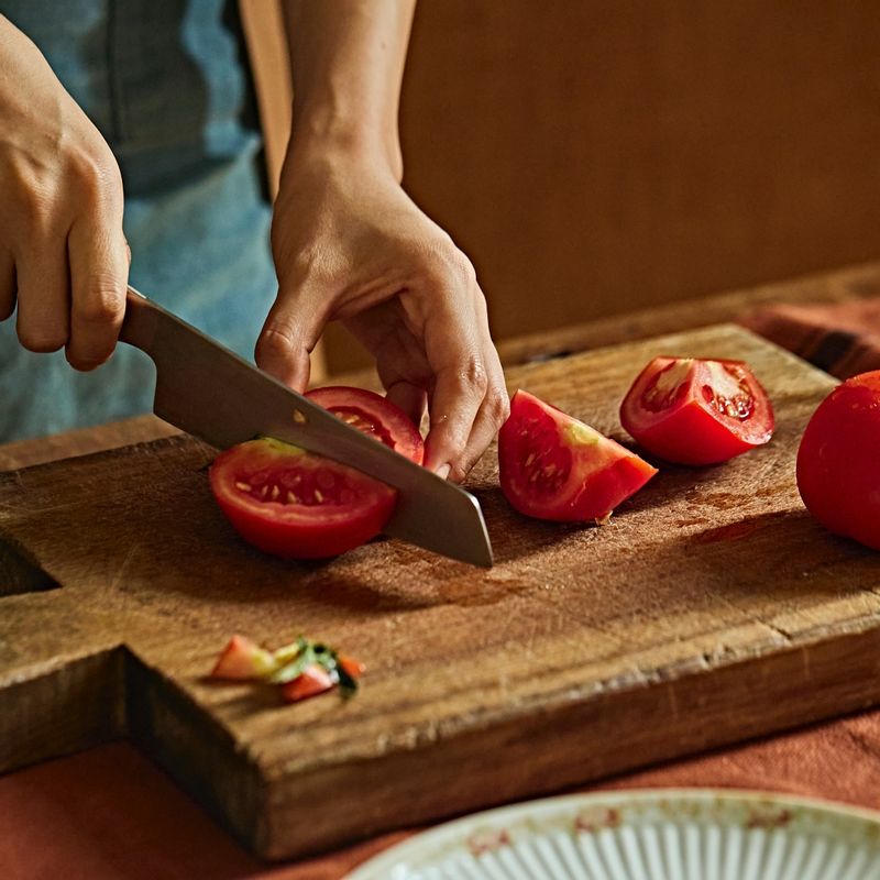 토마토는 꼭지를 제거하고 잘라주세요.