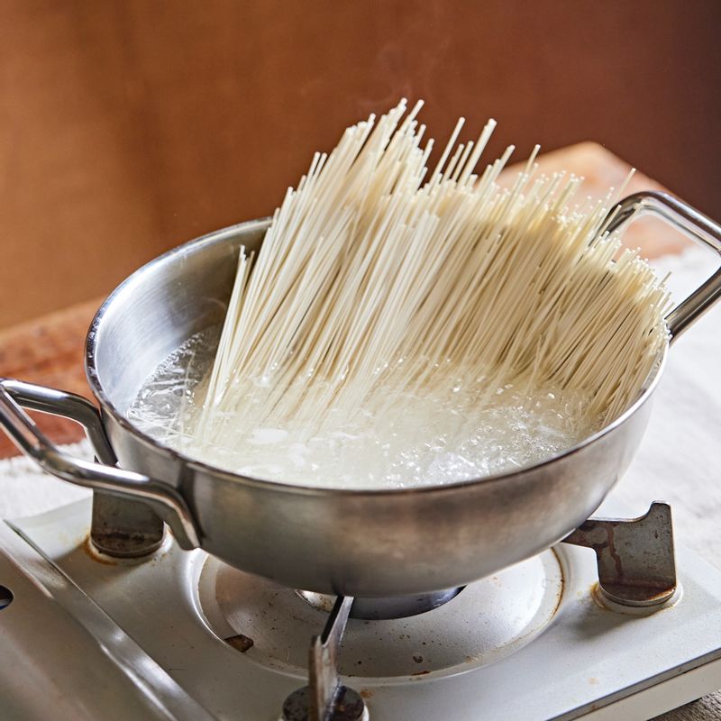 냄비에 소면을 삶은 후 얼음물에 씻어 그릇에 담아주세요.