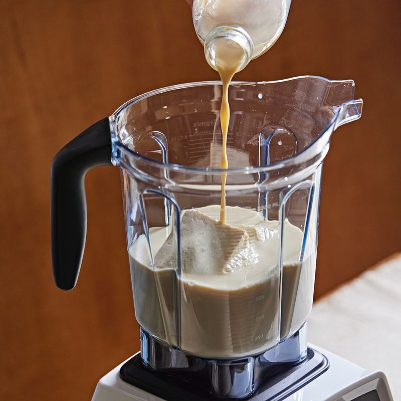 두유를 넣어주세요. 고소함을 더하기 위해 참깨와 땅콩버터를 넣어주세요.
(tip. 참깨가 없을 경우 치아씨드 2큰술로 대체가능해요)