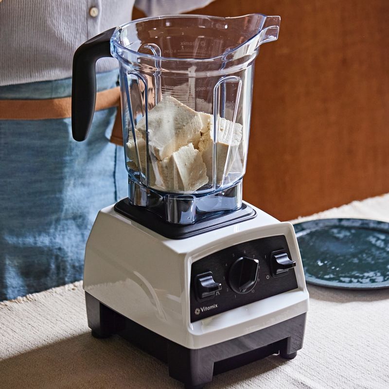 두부를 손으로 뚝뚝 잘라서 믹서기에 넣어주세요.