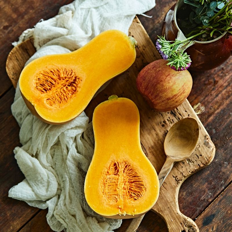 버터넛사과주스을 위한 재료 이미지로 버터넛 호박,사과 등으로 구성 되어있습니다.