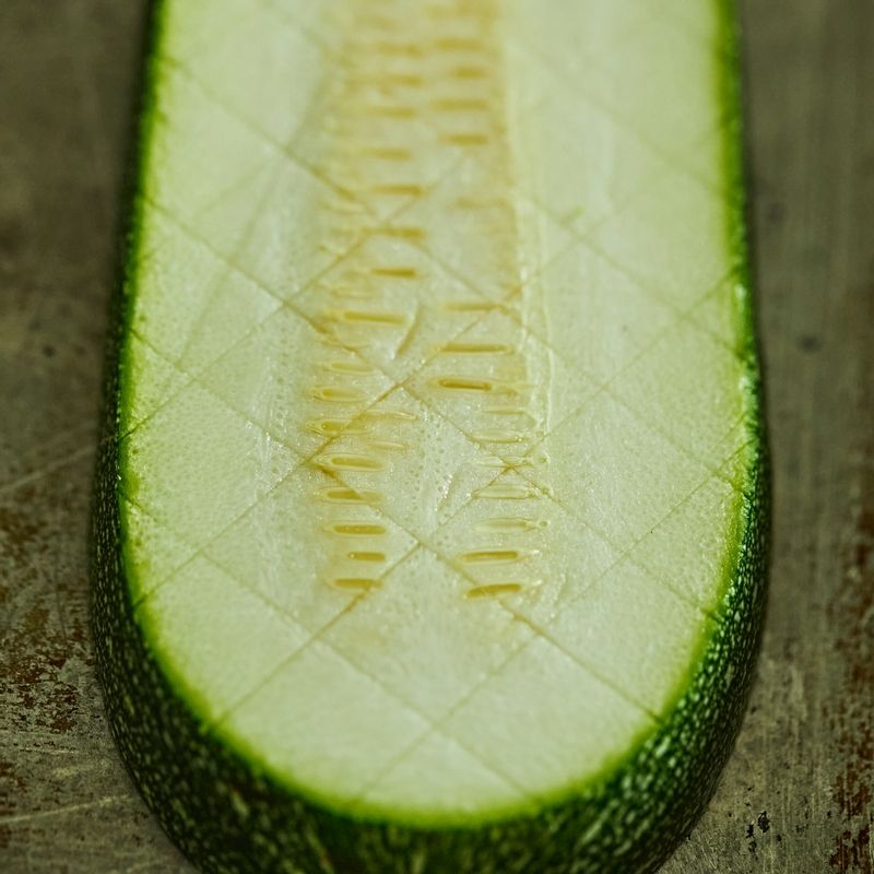 주키니 안쪽에 격자로 칼집을 넣고 소금을 뿌려 10분 정도 두세요.